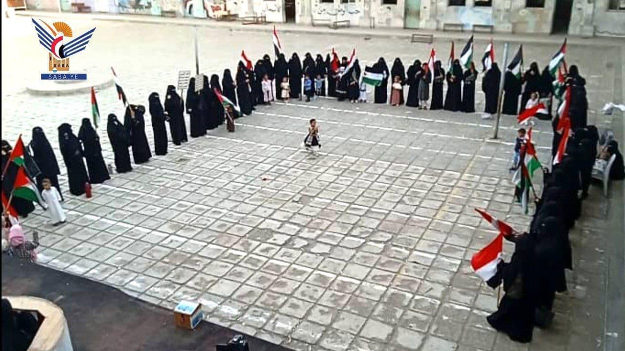 نظّمت الهيئة النسائية بمدينة الحديدة، اليوم، وقفة تضامنية دعما وإسنادا لغزة وتأييدا لعمليات ردع الكيان الصهيوني